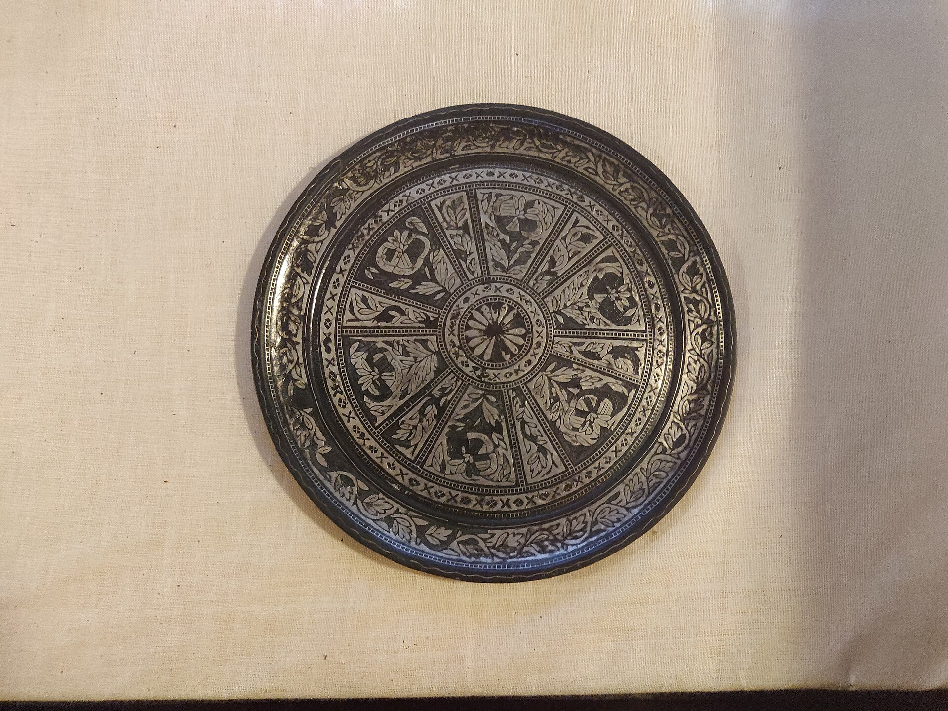 Bidriware plate with silver-inlaid floral pattern